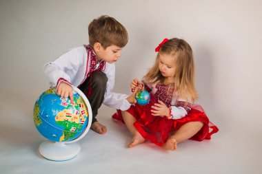 çocuklar beyaz arka plan üzerinde dünyanın küre