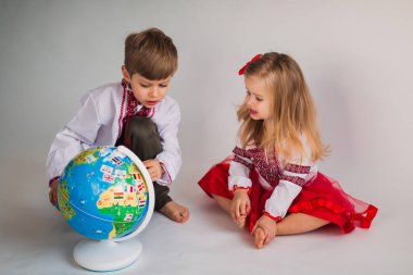 Ukrayna tişörtlü çocuk ve küçük kız kararlı bir şekilde...