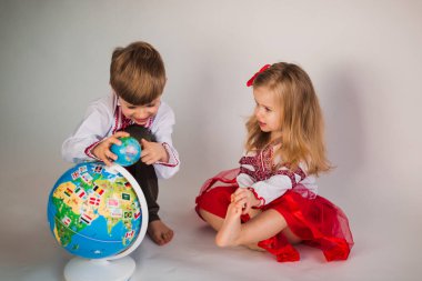 Ukrayna tişörtlü çocuk ve küçük kız kararlı bir şekilde...