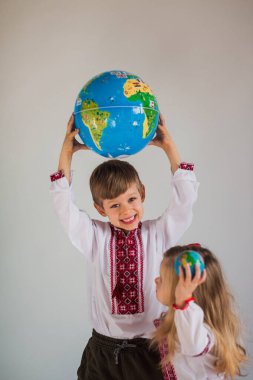 Toprak küreyi tutan Ukraynalı bir erkek ve kız.