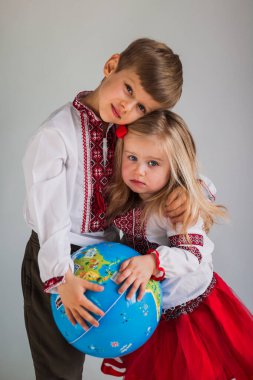 Toprak küreyi tutan Ukraynalı bir erkek ve kız.