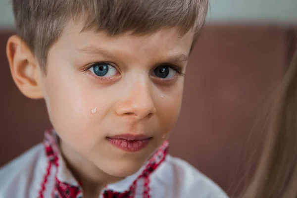 Retrato Niño Llorando Mirando Cámara Niño Contra — Foto de Stock