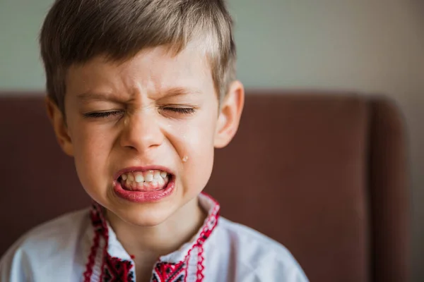 Joven Niño Rubio Ucraniano Llanto Havy Busca Guerra Niño Wishi — Foto de Stock