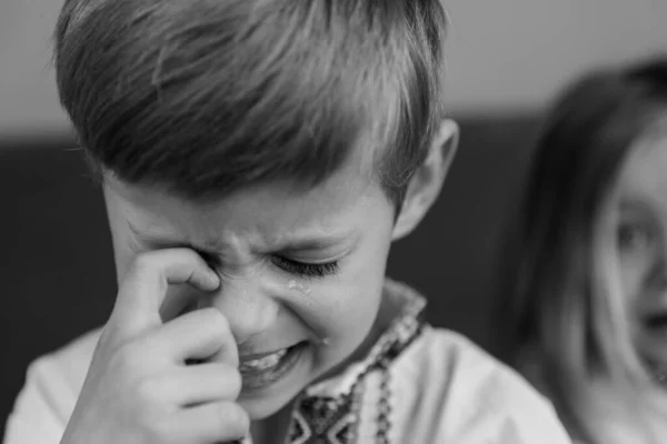 Zamknij Czarno Biały Portret Płaczącego Chłopca Dziecko Przeciwko — Zdjęcie stockowe