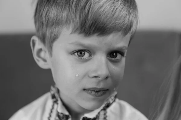 Retrato Rapaz Chorar Olhar Para Câmara Criança Contra — Fotografia de Stock