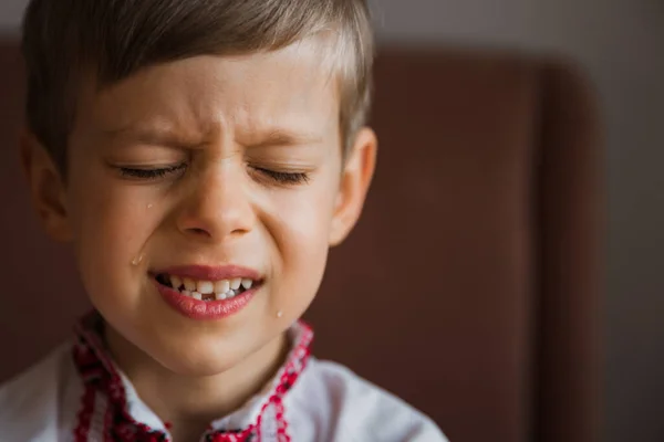 Zbliż Portret Płaczącego Chłopca Dziecko Przeciwko Wojnie Zdenerwowana Ukraina — Zdjęcie stockowe