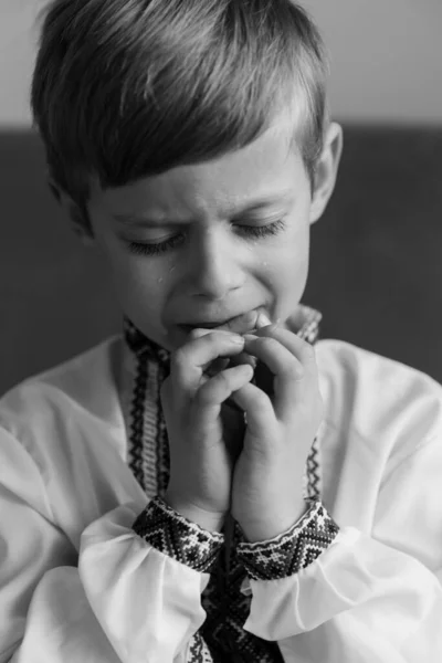 Menino Orando Criança Orando Fundo Preto Branco — Fotografia de Stock