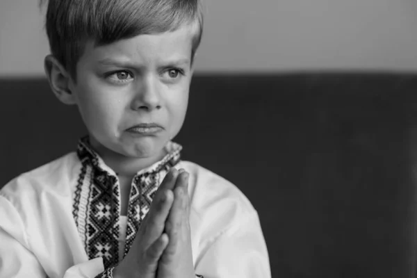 Niño Rezando Niño Rezando Fondo Blanco Negro — Foto de Stock