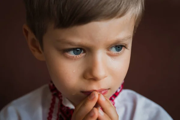 Mały Chłopiec Modli Się Boga Otwartymi Rękami — Zdjęcie stockowe