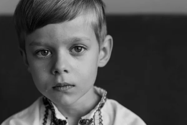 Retrato Rapaz Chorar Olhar Para Câmara Criança Contra — Fotografia de Stock