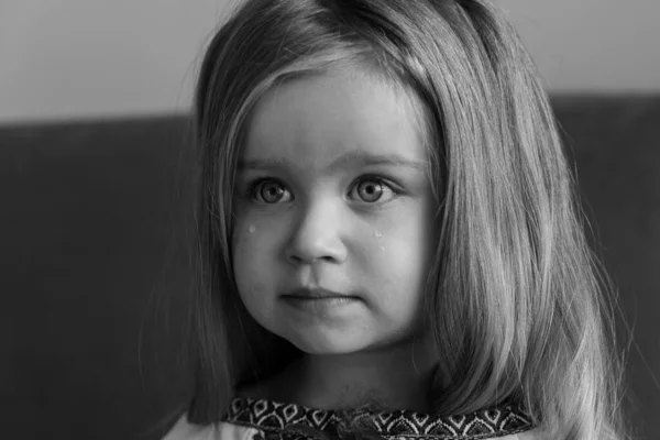 Ritratto Piangere Urlare Abusata Bambina Indifesa Rosso — Foto Stock