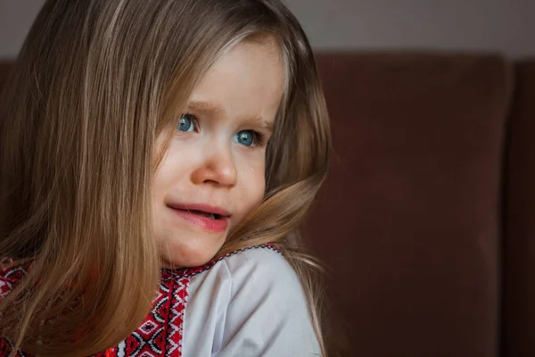 Mała Dziewczynka Płacze Naprawdę Zdenerwowany Łzy Jej Policzku — Zdjęcie stockowe
