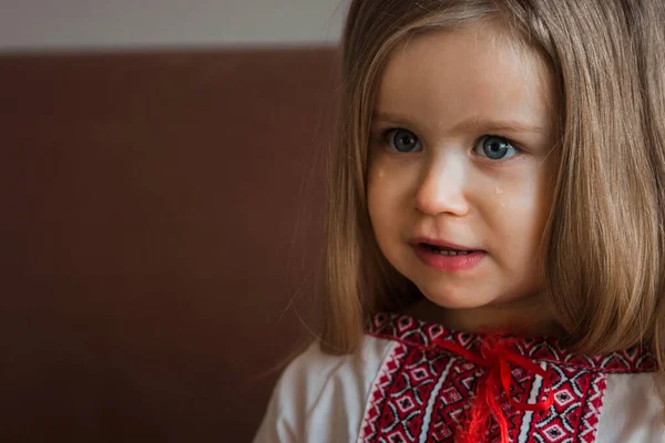 Retrato Choro Menina Ucraniana Abusado Menina Criança Indefeso — Fotografia de Stock