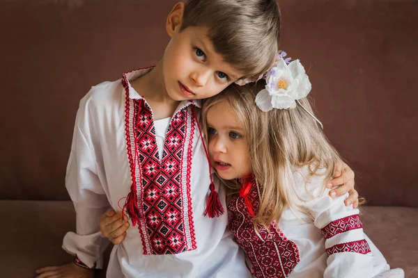 Брат Сестра Україніанських Сукнях Сидять Дивані — стокове фото