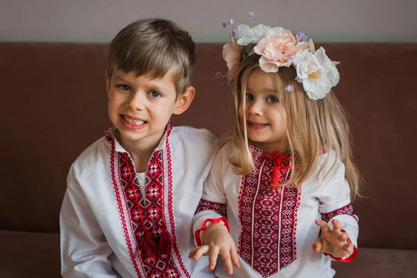 Brat Siostra Ukraińskich Sukienkach Siedzi Kanapie — Zdjęcie stockowe
