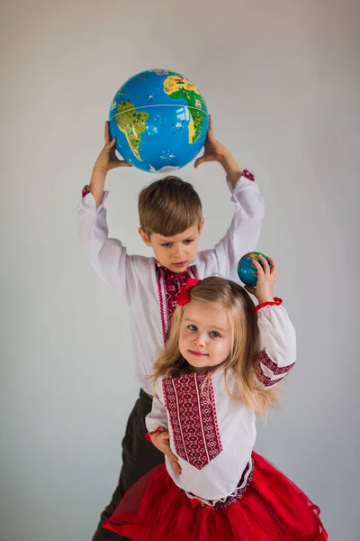 Крупним Планом Портрет Українського Хлопчика Дівчинки Тримає Земну Кулю — стокове фото