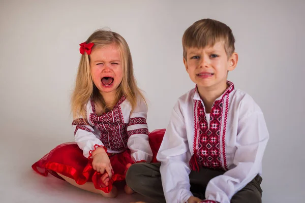Duas Crianças Menino Menina Chorando Sobre Fundo Branco — Fotografia de Stock