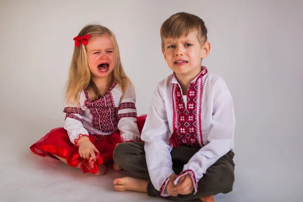 Duas Crianças Menino Menina Chorando Sobre Fundo Branco — Fotografia de Stock