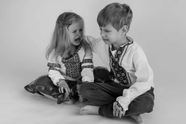 Duas Crianças Menino Menina Chorando Sobre Fundo Branco — Fotografia de Stock
