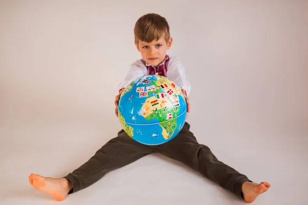 Niño Camiseta Ucraniana Sosteniendo Globo Las Manos Aislado — Foto de Stock