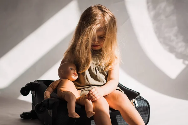 Спритна Дівчинка Вид Зверху Маленька Сумна Пригнічена Дівчина Тримає Його — стокове фото