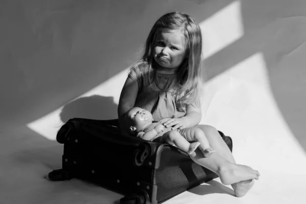 Menina Miserável Pequena Menina Deprimida Triste Segurando Seu Brinquedo Ser — Fotografia de Stock