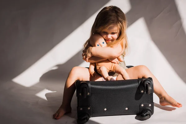 Μικρό Θλιμμένο Κορίτσι Που Κρατάει Παιχνίδι Της Και Ικετεύει Για — Φωτογραφία Αρχείου
