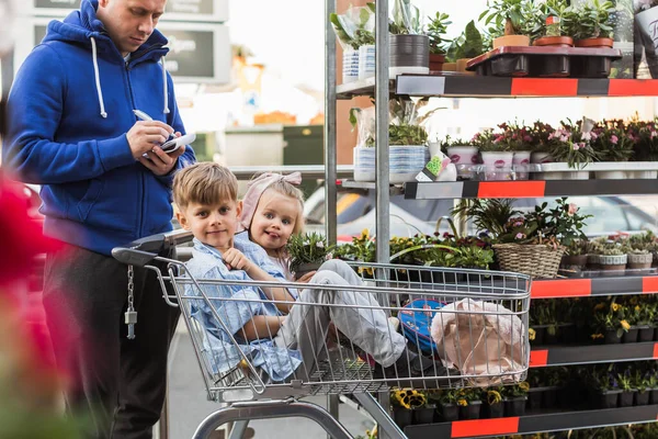 Fiore Giardino Padre Con Bambini Shopping Piante Fiori — Foto Stock