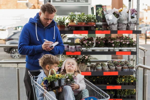 子供の買い物の植物と花のお父さん — ストック写真