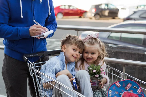 Father Kids Shopping Plants — Stock Photo, Image