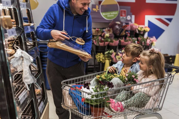 Padre Con Figlio Dauther Shopping Nel Supermercato Utilizzando Cartello — Foto Stock