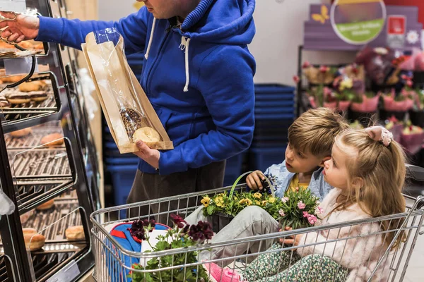 Padre Con Figlio Dauther Shopping Nel Supermercato Utilizzando Cartello — Foto Stock