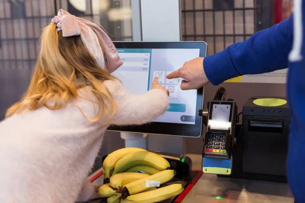 Bambina Con Padre Che Compra Una Banana Frutta Supermercato — Foto Stock