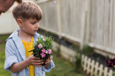 Bahçede çalışan bir çocuk portresi
