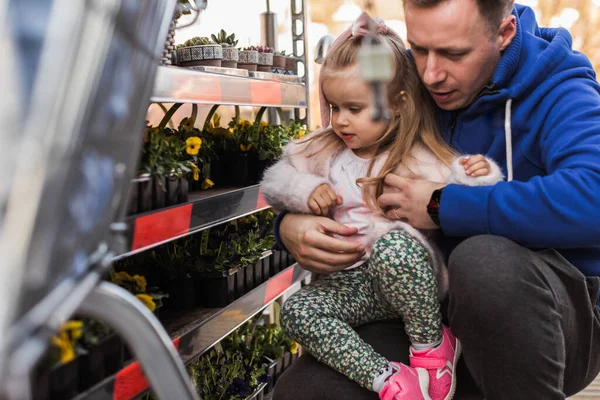 Vader Met Een Dochter Kopen Tuinieren Leveringen Samen — Stockfoto