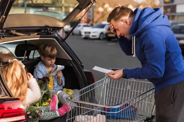 Maletero Del Coche Con Los Niños Las Compras Padre Mirando — Foto de Stock