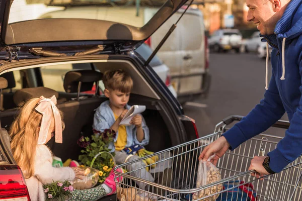 Maletero Coche Con Niños Compras Hijo Mirando Lista Verificación — Foto de Stock