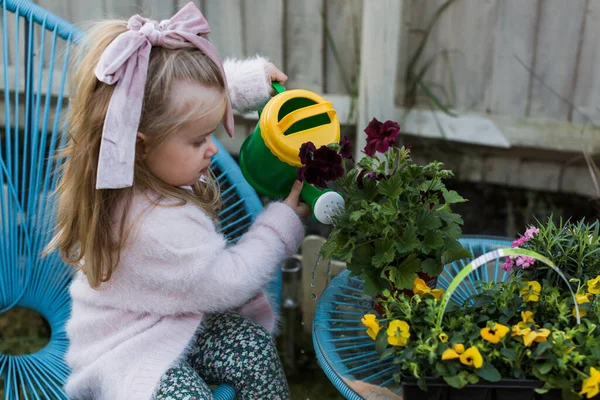 Liten Flicka Vattna Växter Trädgård — Stockfoto