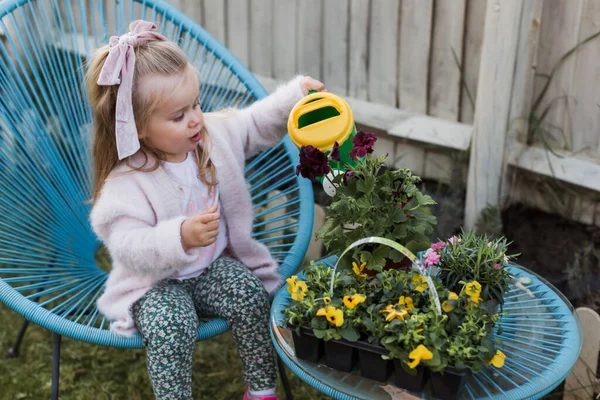 Glad Liten Flicka Vattna Växter Trädgård — Stockfoto