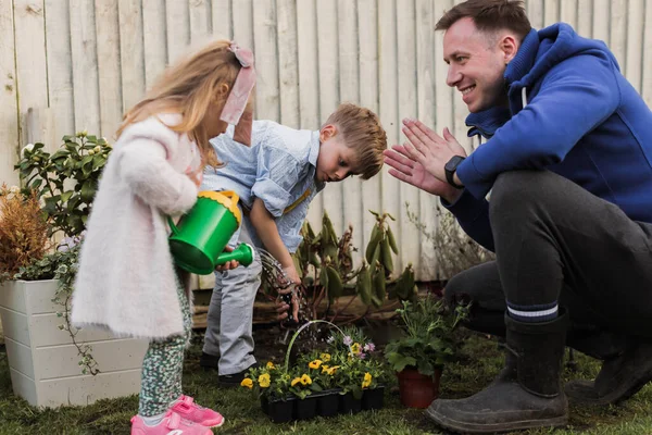 Hombre Mediana Edad Pequeña Hija Regando Flores — Foto de Stock