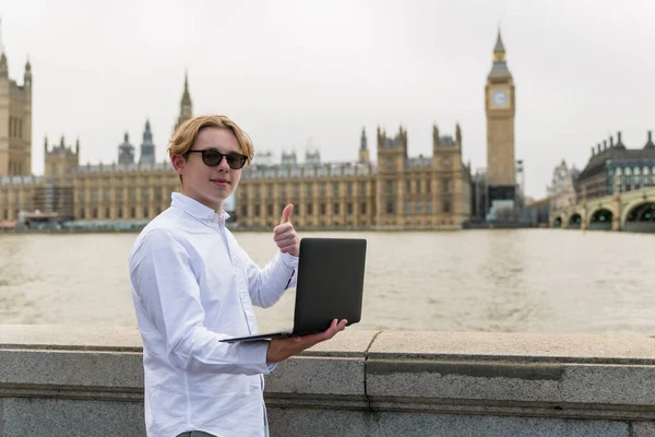 Estudante Com Laptop Londres Fica Beira Rio Londres — Fotografia de Stock