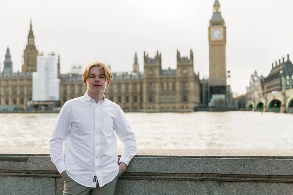 ロンドンの若者は川沿いに立ってるロンドン議会 — ストック写真
