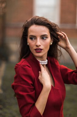 Kırmızı elbiseli güzel bir kadının moda tarzı portresi.