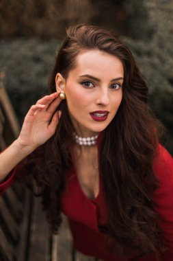 Açık havada dikey güzel genç esmer kadının C'de arıyorsunuz