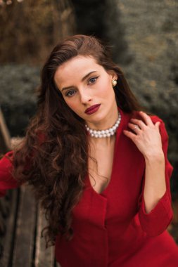 Güzel, mutlu, esmer bir kadının açık hava portresi.