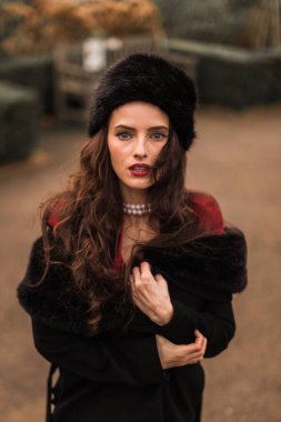 Güzel, mutlu, esmer bir kadının açık hava portresi.