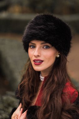 Güzel, mutlu, esmer bir kadının açık hava portresi.