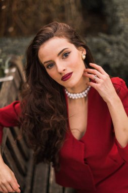 Açık havada dikey güzel genç esmer kadının C'de arıyorsunuz