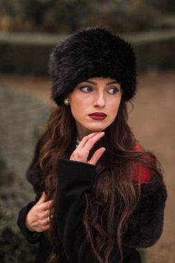 Kırmızı dudaklı ve uzun boylu güzel bir kadının hayat tarzı fotoğrafı.