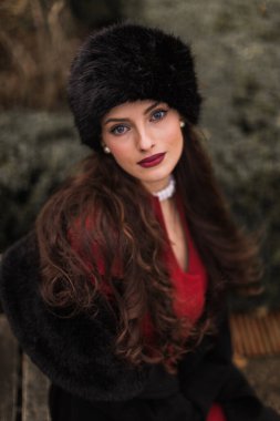 Kırmızı dudaklı ve uzun boylu güzel bir kadının hayat tarzı fotoğrafı.